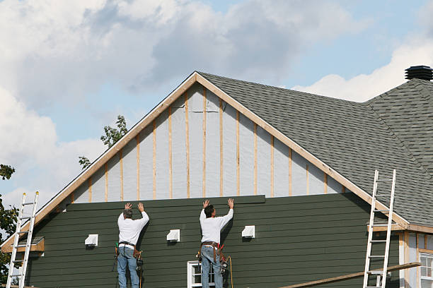 Professional Siding technician working in Glenwood, MD